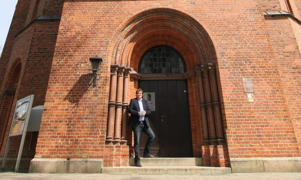 Sven Runge vor der Peter-Paul Kirche  in Bad Oldesloe