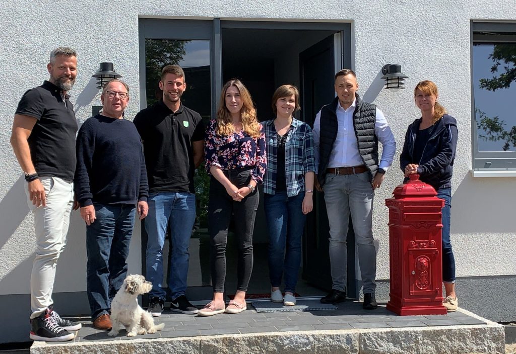 Das Team: v.r.n.l. Stefanie Neumann (Bauleitung), Artem Axt (Vertrieb), Anna-Maria Sorgatz (Bauzeicherin), Sophie Toros (Technischer Innendienst), Michael Colschen (Bauleitung), Christian Loose (Vertrieb), Fin Lorenzen (GF), Bauleitungshündin Jona © Hanseatische Hausbau